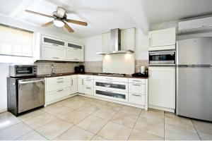Virtuvė arba virtuvėlė apgyvendinimo įstaigoje Sunny Palm Beach Villa