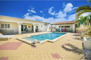 Gallery image of Sunny Palm Beach Villa in Palm-Eagle Beach