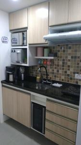 eine Küche mit einer Spüle und einer Arbeitsplatte in der Unterkunft Buzios Beach Resort Apartamento Luxo Home Premium in Búzios
