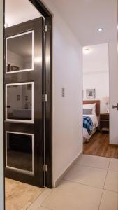 una puerta corredera de cristal que conduce a un dormitorio en Habitación Privada para disfrutar en la Ciudad de México, en Ciudad de México