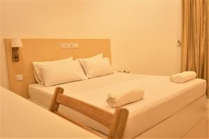 1 dormitorio con 1 cama con 2 toallas en Nala Island Village, en Maafushi