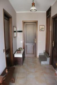 Trontanoにあるla casa nel prunentの廊下(室内にドアと洗面台付) +16枚の写真