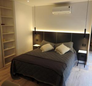 sypialnia z dużym łóżkiem z 2 poduszkami w obiekcie Residencias Roque Suarez w mieście Mar del Plata