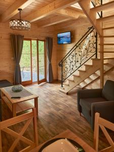 - un salon avec un escalier dans une cabane en rondins dans l'établissement Pienińska Chata, à Krościenko nad Dunajcem