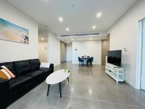 TV a/nebo společenská místnost v ubytování Macquarie Park high level 2bed 2bath with Study Gym & Pool