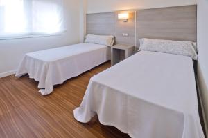 Posteľ alebo postele v izbe v ubytovaní Apartamentos Norte 14 + 6 fotografií