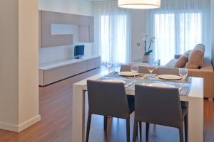 sala de estar con mesa de comedor y sillas en Apartamentos Norte 14, en Salou