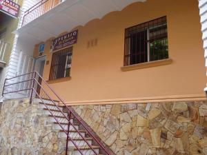 un edificio con escaleras y ventanas. en Pension El Ciervo en Lloret de Mar