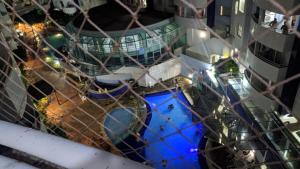 een uitzicht over een zwembad in een gebouw bij Águas da Serra Apart Hotel in Rio Quente