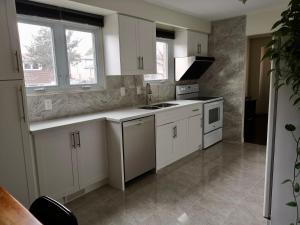 Кухня или кухненски бокс в Private Rooms in House in North York Shared Kitchen