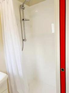 Kylpyhuone majoituspaikassa Dunedin Luxurious Retreat Cabin