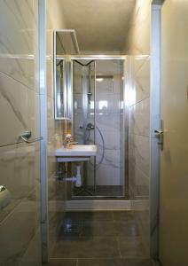 Kúpeľňa v ubytovaní Apartment Robinzon Lantana