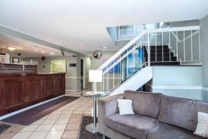 Χώρος καθιστικού στο Sandman Inn Cache Creek