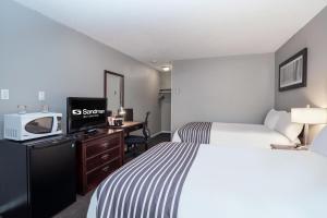 Cama ou camas em um quarto em Sandman Inn Cache Creek