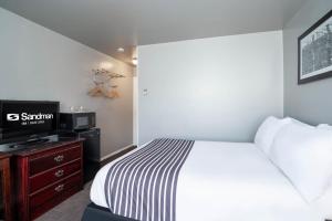 Cama ou camas em um quarto em Sandman Inn Cache Creek