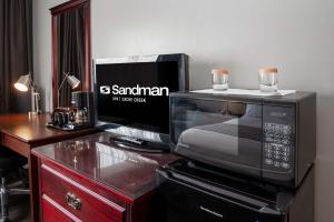 Uma TV ou centro de entretenimento em Sandman Inn Cache Creek