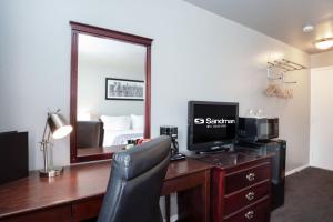 Uma TV ou centro de entretenimento em Sandman Inn Cache Creek