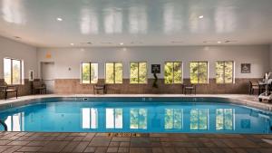 uma grande piscina com água azul num edifício em Best Western St. Clairsville Inn & Suites em Saint Clairsville