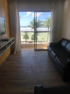 Μια τηλεόραση ή/και κέντρο ψυχαγωγίας στο Apartamento encantador pé na areia, varandas mar