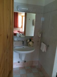 A bathroom at Albergo Rusall