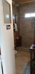 uma casa de banho com um chuveiro e um WC. em Casuarinas em La Estafeta