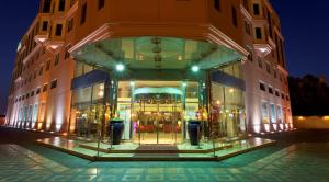 アル・コバールにあるパーク イン バイ ラディソン アル コバールの夜の建物の店先