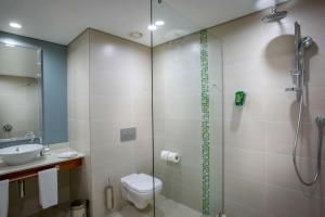 Salle de bains dans l'établissement Park Inn by Radisson, Kigali