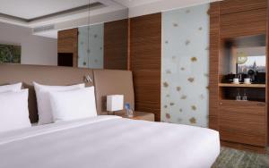 سرير أو أسرّة في غرفة في Radisson Blu Olympiyskiy Hotel