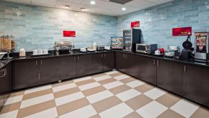 uma cozinha de restaurante de fast food com balcões e electrodomésticos em Best Western Plus Lexington Inn em Lexington