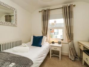 En eller flere senge i et værelse på Quay Cottage