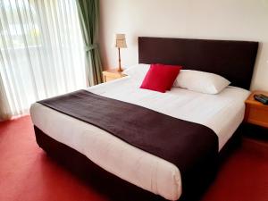 Postel nebo postele na pokoji v ubytování McNevins Warwick Motel