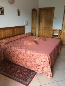 A bed or beds in a room at Albergo Rusall