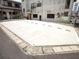 an empty parking lot in the middle of a street at ゲストハウス五島時光 in Goto