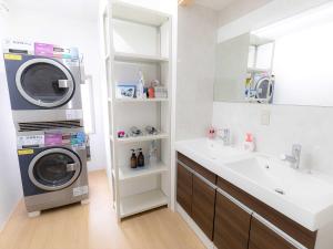 五島的住宿－ゲストハウス五島時光，一间带洗衣机和水槽的浴室