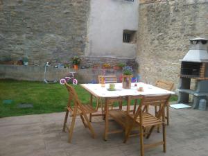 - une table, des chaises et une cuisinière dans la cour dans l'établissement Nekasenea II, à Garísoain