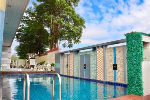 a swimming pool in front of a building at Napheera Royal Tel in Ban Khlong Bang Krathiam +48 photos