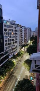 una calle vacía en una ciudad con edificios altos en Loft Copacabana, en Río de Janeiro