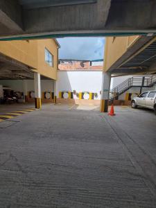 um parque de estacionamento vazio numa garagem em HOTEL VERANO em Ibagué