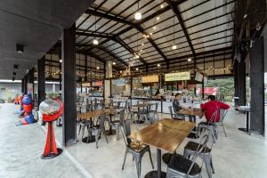 een restaurant met tafels en stoelen en mensen aan tafel bij My space69 in Ban Pak Khlong Khwang