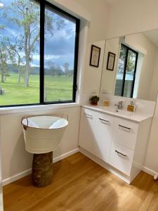 Bathroom sa Stay at the Barn... Immerse yourself in nature.