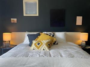 Un pat sau paturi într-o cameră la Skippers Apollo Bay