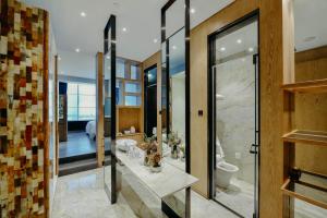 een badkamer met een wastafel, een toilet en een spiegel bij 7Shang in Beijing