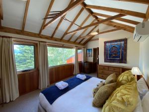 Una cama o camas en una habitación de Edzell Stunning Waterfront Home