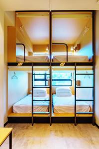 Katil dua tingkat atau katil-katil dua tingkat dalam bilik di Popinn