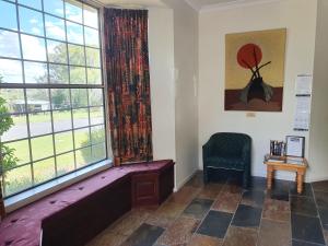 Posezení v ubytování McNevins Warwick Motel