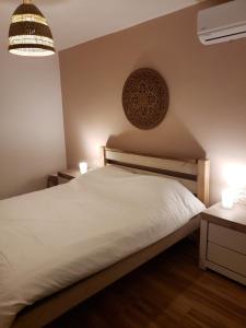 Moonlight Suite Arad צימר אור הירח, ערד客房内的一张或多张床位
