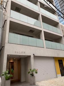 um edifício com um sinal de sahuoren no lado dele em SALON渋谷4A em Tóquio