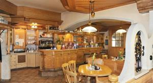 eine große Küche mit einem Tisch und einer Theke in der Unterkunft Gasthaus Hotel Feldschlange in Ried im Innkreis