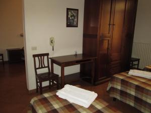 Ένα ή περισσότερα κρεβάτια σε δωμάτιο στο Foresteria Valdese di Firenze