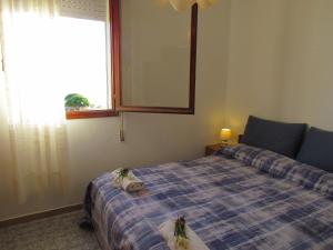una camera con letto, specchio e finestra di Luminous flat with frontal sea view - Beahost a Bibione